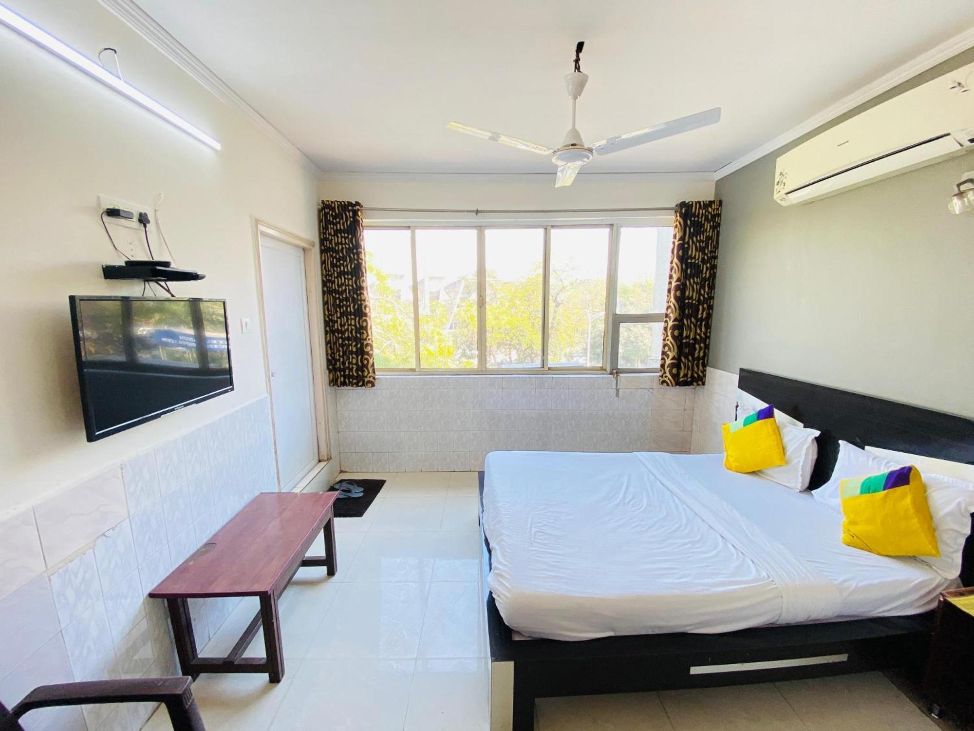 Hotel Aakash Navrangpura Ahmedabad Esterno foto