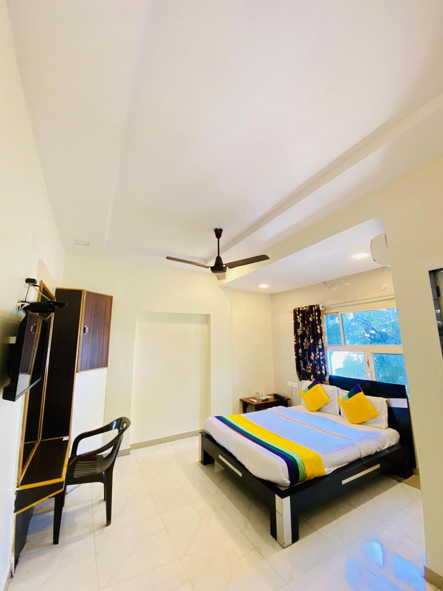 Hotel Aakash Navrangpura Ahmedabad Esterno foto