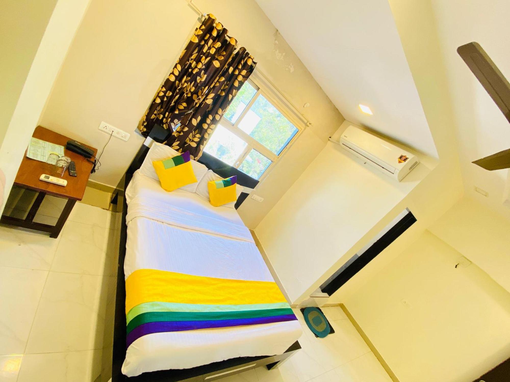 Hotel Aakash Navrangpura Ahmedabad Esterno foto
