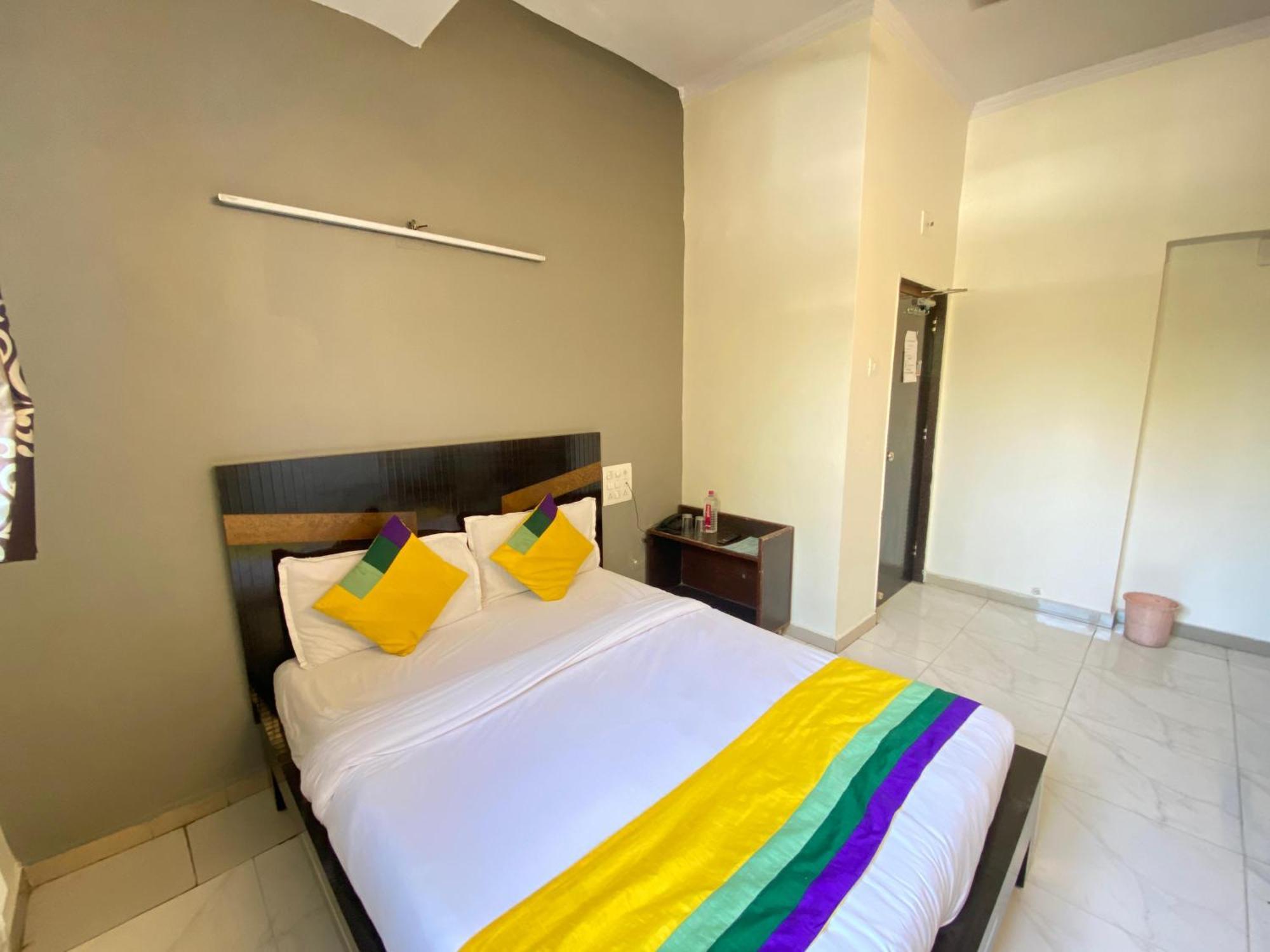 Hotel Aakash Navrangpura Ahmedabad Esterno foto