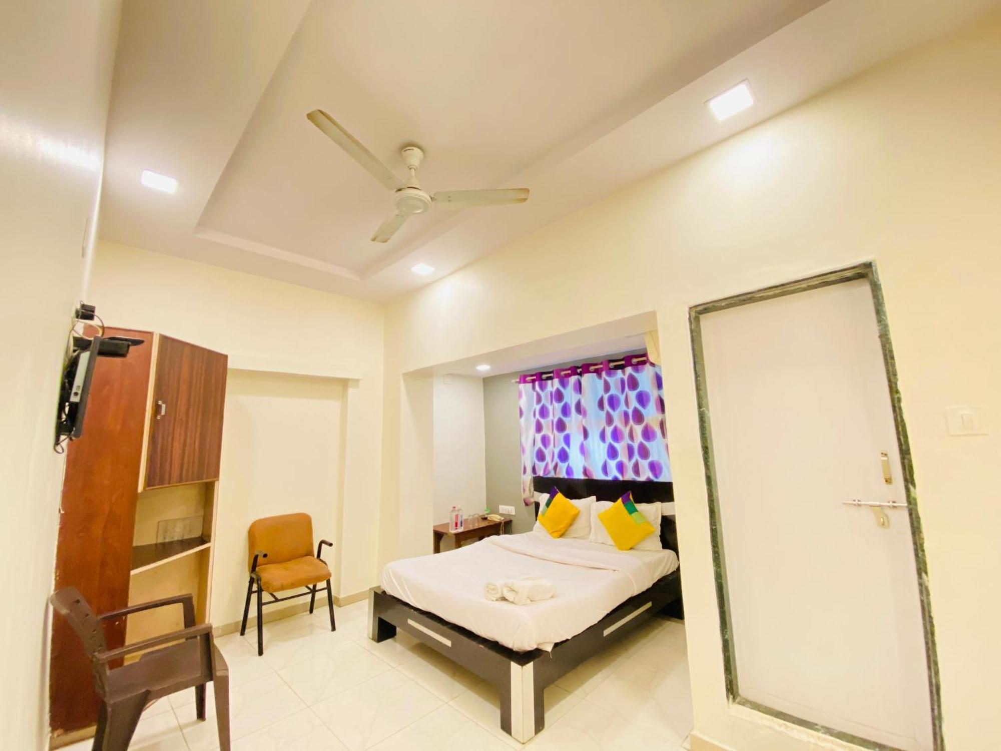 Hotel Aakash Navrangpura Ahmedabad Esterno foto